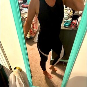 Athleta Salutation Stash pocket Leggings Black and White EUC